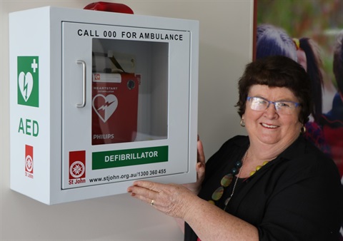 Kerang Exercise Pool defibrillator.jpg