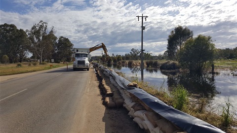 koondrook - grigg road - laying plastick and backfilling with earth   2     6.11.22.jpg